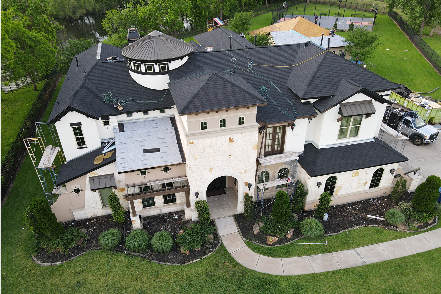 Fotografía aérea de instalación de techos residenciales para Home Restorer por LV Branding en Houston.