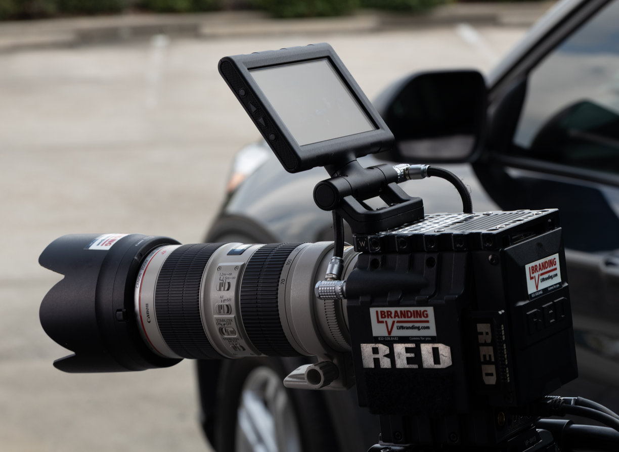 Cámara de cine RED con lente montada en un set