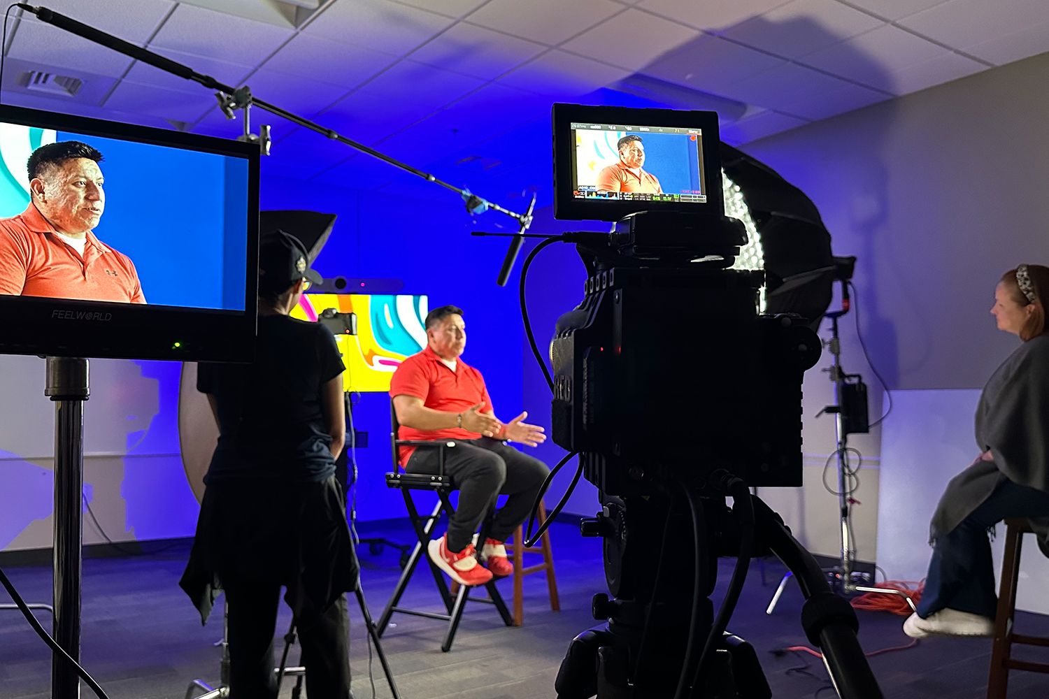 Detrás de cámaras en la filmación de testimonios en video con equipo profesional de iluminación y cámaras de LV Branding