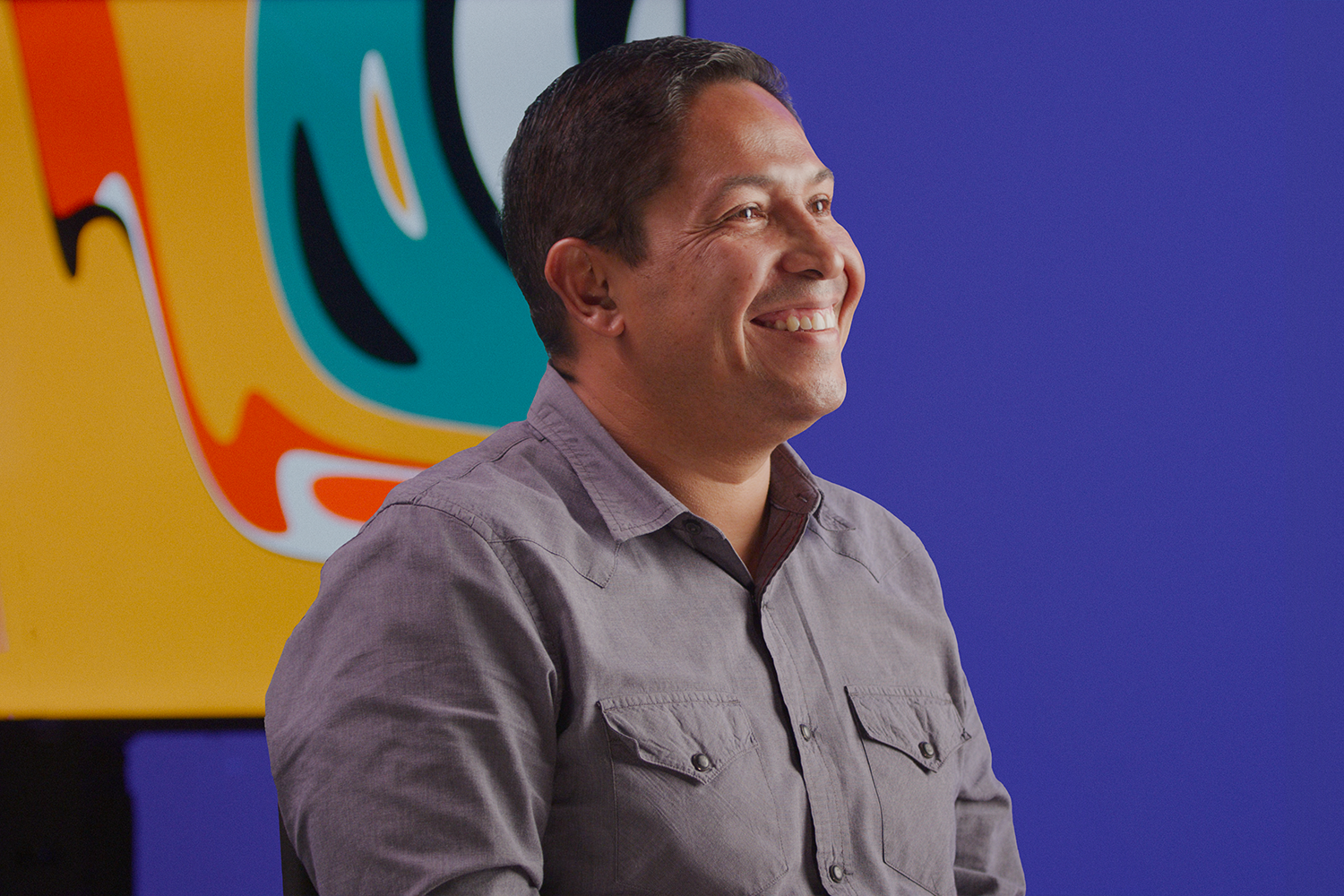 Entrepreneur smiling during the filming of success stories for MAM's Innova community program.